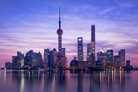 Pohled na panorama Šanghaje za soumraku. 