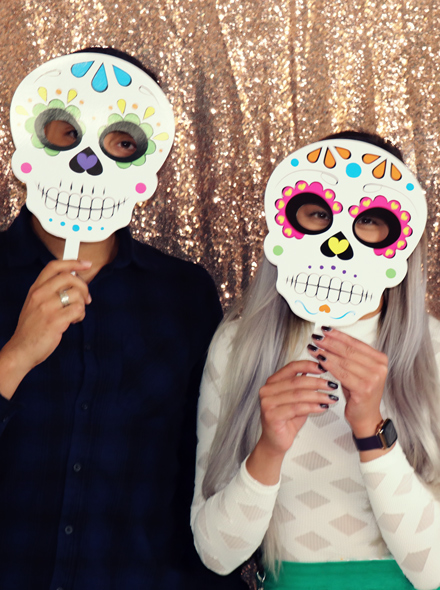 Retrato de duas pessoas com máscaras do Día de Muertos.