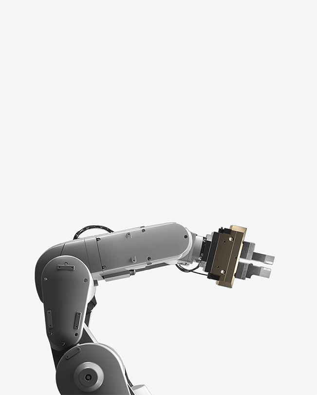 Vista parcial del brazo de un robot sobre a un fondo blanco.