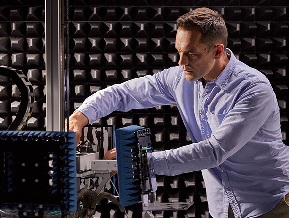 Un empleado de Apple especializado en hardware trabaja en una máquina de un laboratorio de chips.
