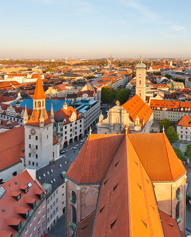 Zdjęcie z lotu ptaka przedstawiające panoramę Monachium w Niemczech.