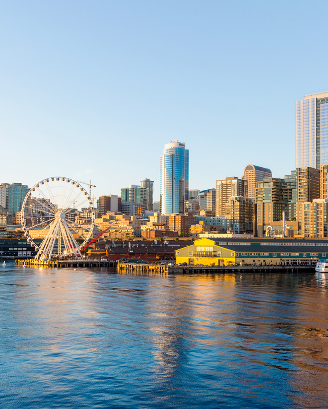 Vista del frente marítimo de Seattle, se puede ver una rueda de la fortuna.
