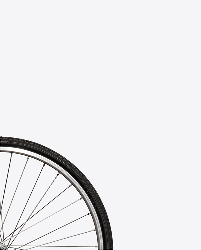 白の背景に自転車の車輪。