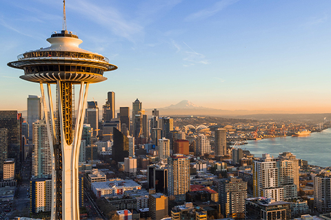 Vista aérea da paisagem urbana em Seattle, Washington, com o Space Needle em primeiro plano. 